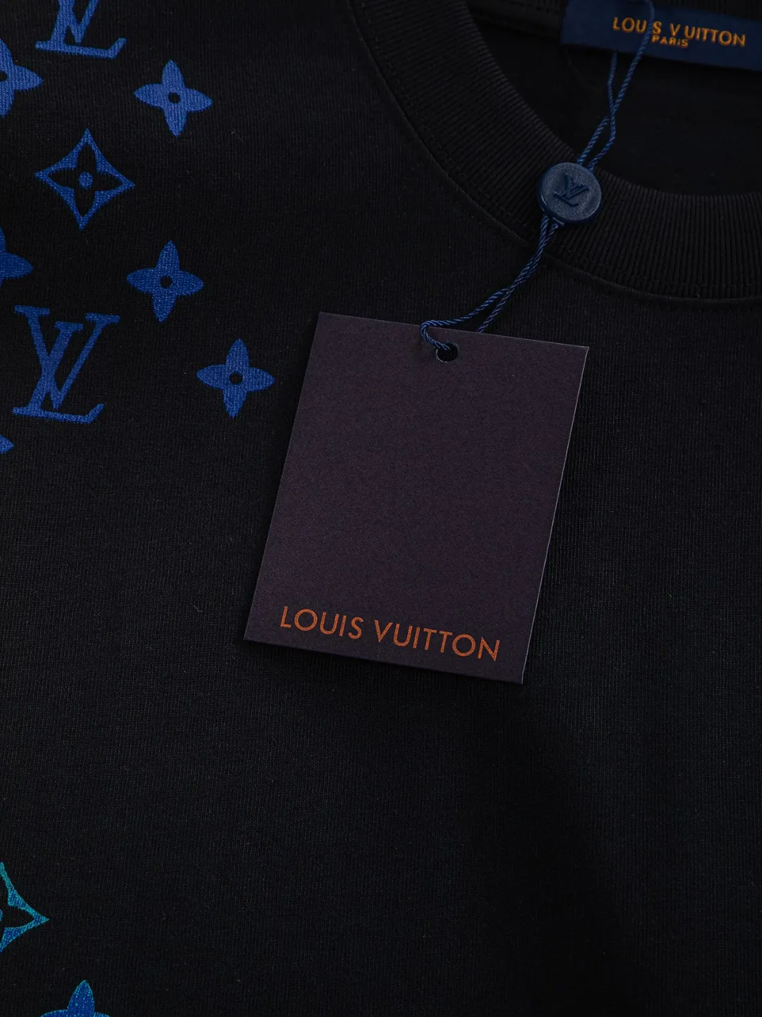 🅿️210 Louis Vuitton 1V micro-wide version S-Xl 25SS LV new product counter catwalk style, heavy letter embroidery stitching colorful print on the chest 🪡 Embroidered logo, same style for men and women! Short-sleeves are not the same as the general public, but must be unique and eye-catching. This LV short-sleeves is all about quality, comfort, consistent style, fashion, including fabrics and cutting techniques, all of which have been made with great effort! 320 grams of washed pure cotton fabric, pure cotton is breathable, very refreshing and comfortable for daily wear. The rib knitting on the neckline is smooth and tight, and the neckline will not be skewed if you toss it at will. The loose version, you will find that it looks really good on the upper body. The overall is minimalist and neat, super versatile for daily use! Pair it casually with a pair of pants for a youthful look. A T-shirt will make your outfit crazy. It is a fashionable item that can never go wrong! Color: Black White Size: S-XL Size chart: S: Shoulder width 50-Bust 54-Length 70 M: Shoulder width 52-Bust 56.5-Length 72 L: Shoulder width 54-Bust 59-Length 74 XL: Shoulder width 56-Bust 61.5-Length 76